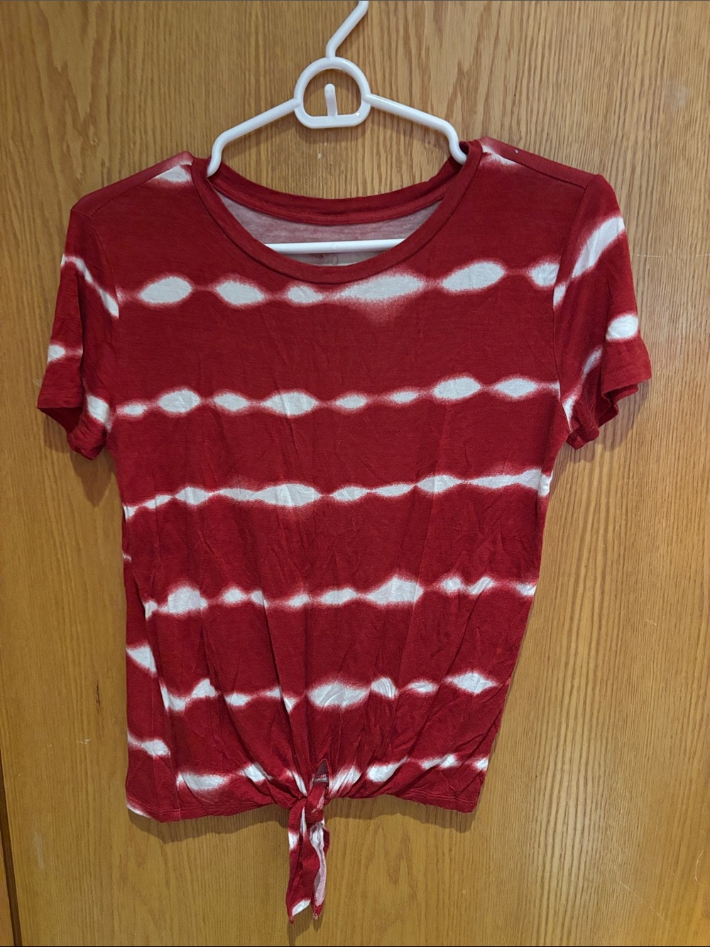 SO juniors short sleeve tee, red/white tie dye, Small
